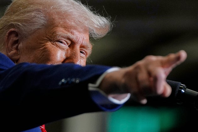 Ο Τραμπ σε εργοστάσι οτης US Steel (AP Photo/Julia Demaree Nikhinson)