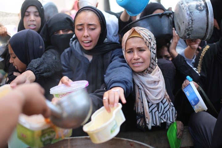 Φιλανθρωπικές οργανώσεις διανέμουν ζεστά γεύματα σε Παλαιστίνιους στον προσφυγικό καταυλισμό Nuseirat, οι οποίοι αγωνίζονται με την πείνα λόγω των επιθέσεων του Ισραήλ στη Γάζα και των κλειστών συνόρων στο Deir al-Balah της Γάζας, στις 27 Μαΐου 2025. Καθώς οι ανελέητες και καταστροφικές επιθέσεις του Ισραήλ στη Λωρίδα της Γάζας συνεχίζονται, οι ισραηλινές πολιτικές έχουν επιδεινώσει την ήδη σοβαρή ανθρωπιστική κρίση στην περιοχή. (Photo by Hassan Jedi/Anadolu via Getty Images)