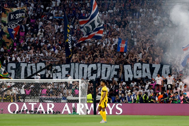 ドイツ南部ミュンヘンで行われたUEFAチャンピオンズリーグ決勝戦。パリ・サンジェルマン（PSG）対インテル・ミラノの試合中に、ファンたちが「ガザでの虐殺を止めろ」と書かれた巨大な横断幕を掲げた（2025年5月31日）