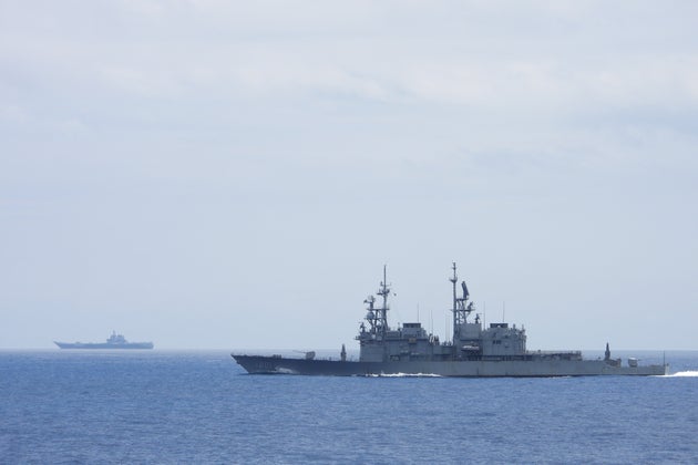 Αντιτορπιλικό της Ταϊβάν με το κινεζικό αεροπλανοφόρο Shandong στο φόντο (Taiwan Ministry of National Defense via AP)
