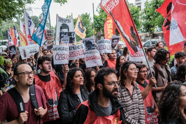 Διαδηλωτές κατά την 12η επέτειο των κινητοποιήσεων για το Γκεζί.