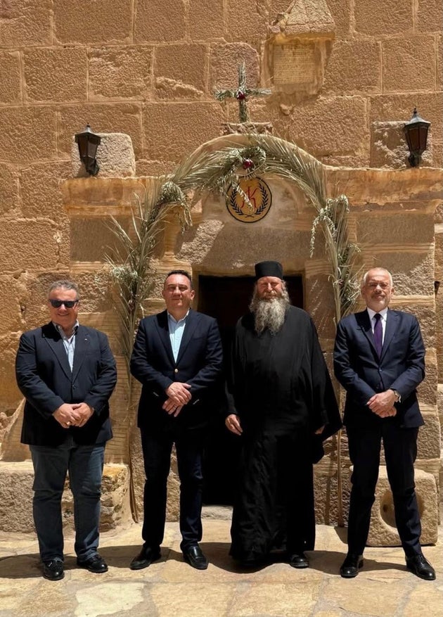 Από αριστερά: Χρήστος Καβαλής πρόεδρος κοινότητας Καΐρου, Νίκος Παπαγεωργίου πρέσβης της Ελλάδος στο Κάιρο και Κώστας Βλάσης με τον ηγούμενο στη Μονή Αγίας Αικατερίνης στο Σινά
