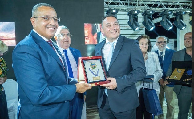 Ο Έλληνας Υφυπουργός κ. Κωνσταντίνος Βλάσης με τον Αιγύπτιο κυβερνήτη του Ορους Σινά.