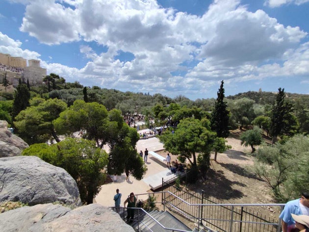 Το διαμορφωμένο πλάτωμα στα νότια του βράχου του Άρειου Πάγου