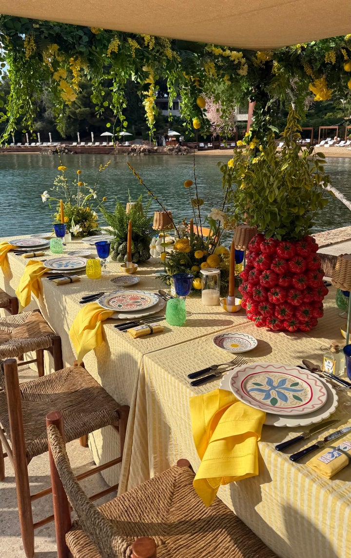 Η εντυπωσιακή διακόσμηση στο τραπέζι της βάφτισης.