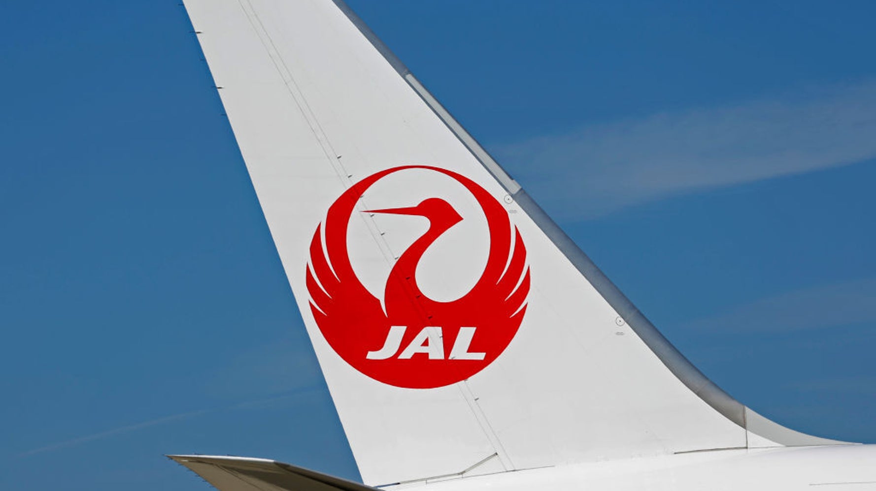JAL×ファミリアのコラボ、飛行機デザインが可愛すぎ！CAやパイロット姿 