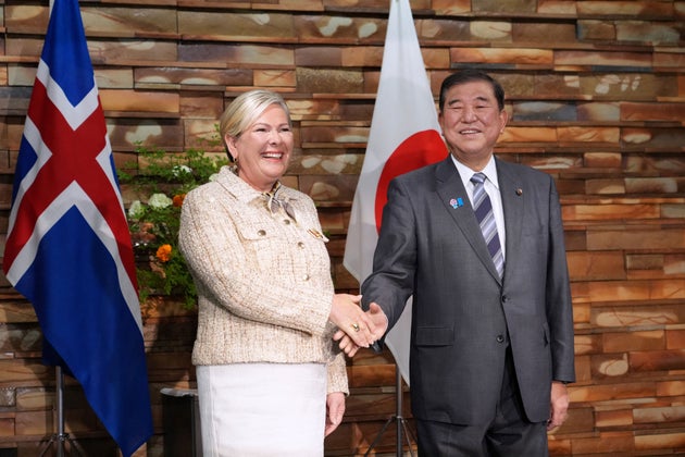 首相官邸で握手する石破茂首相とアイスランドのハトラ・トーマスドッティル大統領（2025年5月27日）