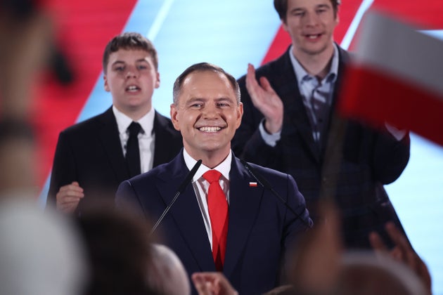 O εθνικιστής Κάρολ Ναβρότσκι το βράδυ των εκλογών αφού ανακοίνωσε πως είναι νικητής