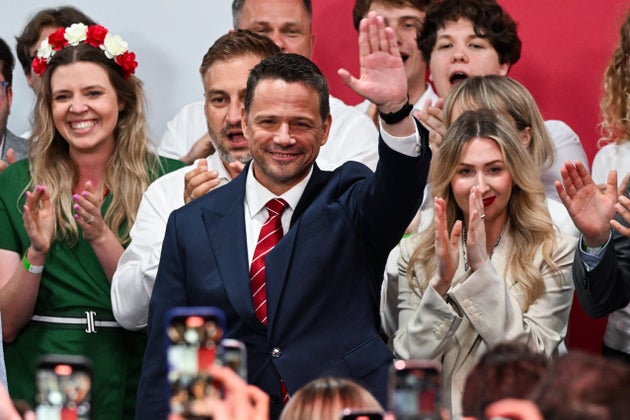 Ηττήθηκε ο δήμαρχος της Βαρσοβίας Ράφαλ Τρασκόφσκι ενώ σημαντικό πλήγμα δέχθηκε ταυτόχρονα η προοδευτική κυβέρνηση του Ντόναλντ Τουσκ