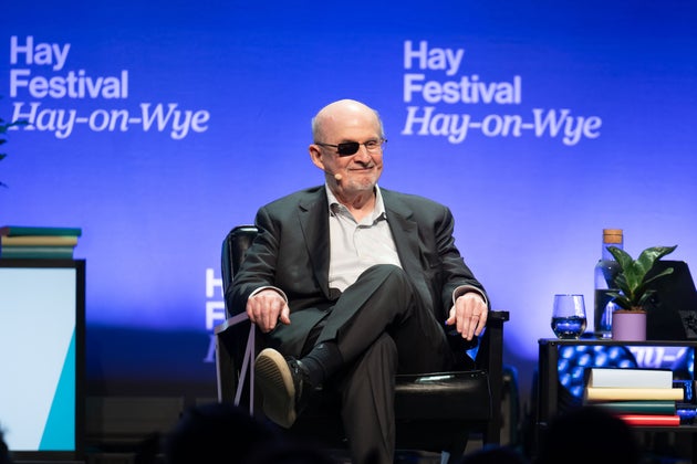 Ο Σαλμάν Ρούσντι στο Hay Festival, 1η Ιουνίου 2025, Ουαλία. (Photo by Matthew Horwood/Getty Images)