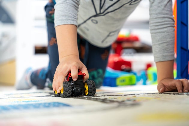 Αγοράκι που παίζει σε παιδικό σταθμό (φωτογραφία αρχείου)