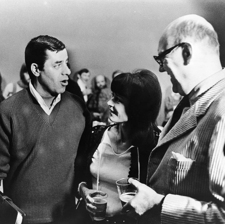 監督を務める映画『The Day the Clown Cried(道化師が泣いた日)』の撮影現場で、スウェーデンの俳優と話すジェリー・ルイス(左)(1972年4月14日)