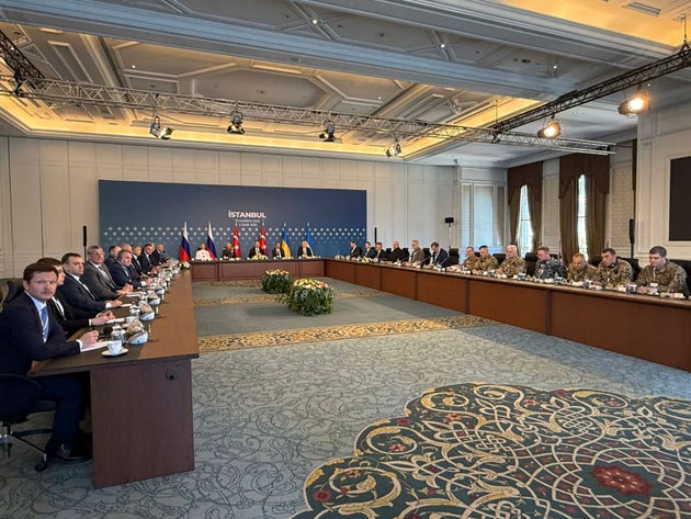 Σε αυτή τη φωτογραφία που δημοσιεύθηκε από το ουκρανικό Υπουργείο Άμυνας, ρωσικές και ουκρανικές αντιπροσωπείες συμμετέχουν σε συνομιλίες στο παλάτι Ciragan στην Κωνσταντινούπολη, Τουρκία, Δευτέρα 2 Ιουνίου 2025. (Ουκρανικό Υπουργείο Άμυνας μέσω AP)