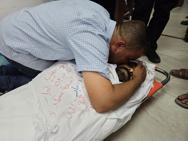 Παλαιστίνιοι θρηνούν για τον Παλαιστίνιο πατέρα Δρ. Χαμντί Αλ-Νατζάρ, ο οποίος έχασε εννέα από τα παιδιά του σε ισραηλινή αεροπορική επιδρομή στην πόλη Χαν Γιούνις, στη νότια Γάζα, υπέκυψε από τα τραύματά του στην ίδια επίθεση, αφού μεταφέρθηκε στο Ιατρικό Συγκρότημα Νάσερ στο Χαν Γιούνις, στη Γάζα, την 1η Ιουνίου 2025. (Photo by Hani Alshaer/Anadolu via Getty Images)