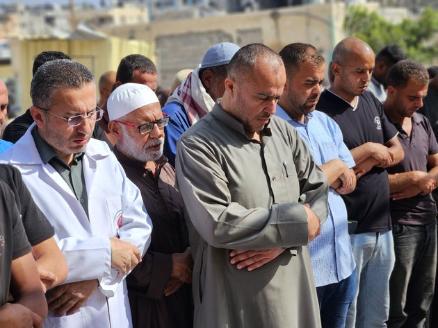 Παλαιστίνιοι συγκεντρώνονται για να τελέσουν την επικήδειο προσευχή για τον Παλαιστίνιο πατέρα Δρ. Χαμντί Αλ-Νατζάρ, ο οποίος έχασε εννέα από τα παιδιά του σε ισραηλινή αεροπορική επιδρομή στην πόλη Χαν Γιούνις, στη νότια Γάζα, υπέκυψε από τα τραύματά του στην ίδια επίθεση, αφού μεταφέρθηκε στο Ιατρικό Συγκρότημα Νάσερ στο Χαν Γιούνις, στη Γάζα, την 1η Ιουνίου 2025. (Photo by Hani Alshaer/Anadolu via Getty Images)