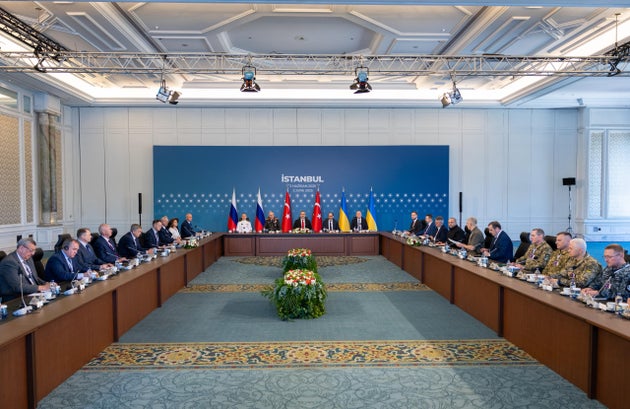  Σε αυτή την εικόνα που δόθηκε από το τουρκικό Υπουργείο Εξωτερικών, μέλη της ουκρανικής και της ρωσικής αντιπροσωπείας συμμετέχουν σε ειρηνευτικές συνομιλίες υπό την προεδρία του Τούρκου Υπουργού Εξωτερικών Χακάν Φιντάν στις 2 Ιουνίου 2025 στο Παλάτι Τσιραγκάν στην Κωνσταντινούπολη της Τουρκίας. Η ρωσική αντιπροσωπεία εμφανίζεται στα αριστερά, ενώ η αντιπροσωπεία της Ουκρανίας στα δεξιά. Ο πρόεδρος της Ουκρανίας Βολοντίμιρ Ζελένσκι δήλωσε την Κυριακή ότι θα στείλει αντιπροσωπεία στην Κωνσταντινούπολη για έναν δεύτερο γύρο ειρηνευτικών διαπραγματεύσεων με τη Ρωσία, ακόμη και ενώ οι μάχες κλιμακώνονται μεταξύ των δύο πλευρών. Επίσης, την Κυριακή, η Ουκρανία έπληξε ρωσικές αεροπορικές βάσεις σε μια σειρά τολμηρών επιθέσεων με μη επανδρωμένα αεροσκάφη, αφού η Ρωσία εξαπέλυσε αριθμό ρεκόρ μη επανδρωμένων αεροσκαφών εναντίον της Ουκρανίας κατά τη διάρκεια της νύχτας του Σαββάτου, εκτός από μια πυραυλική επίθεση που σκότωσε 12 Ουκρανούς στρατιωτικούς και τραυμάτισε άλλους 60.Translated with DeepL.com (free version) (Photo by Turkish Ministry of Foreign Affairs via Getty Images)