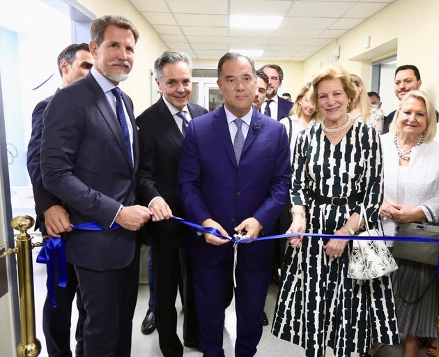 Ο Άδωνις Γεωργιάδης ανάμεσα στον Παύλο Ντε Γκρες και την Άννα Μαρία.