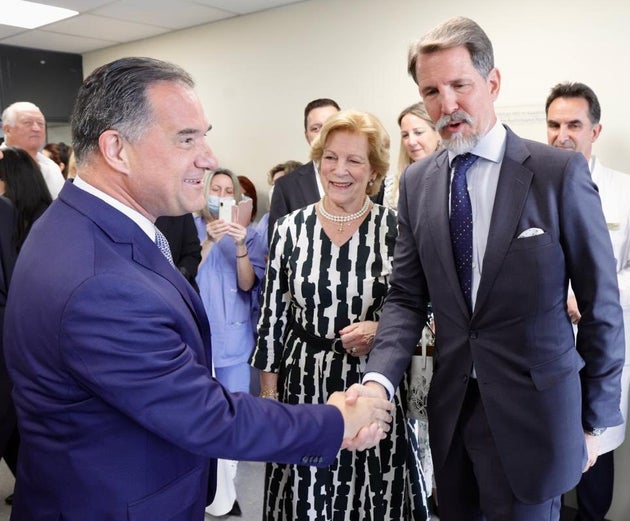 H οικογένεια Ντε Γκρες ξεναγήθηκε στην ανακαινισμένη πτέρυγα του Ευαγγελισμού.