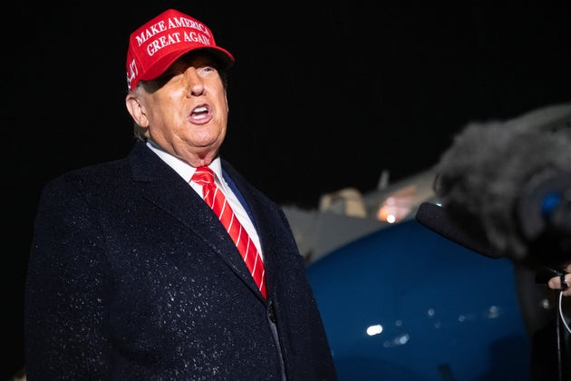 メリーランド州のアンドルーズ空軍基地に到着し、記者の質問に答えるトランプ大統領（2025年5月30日）