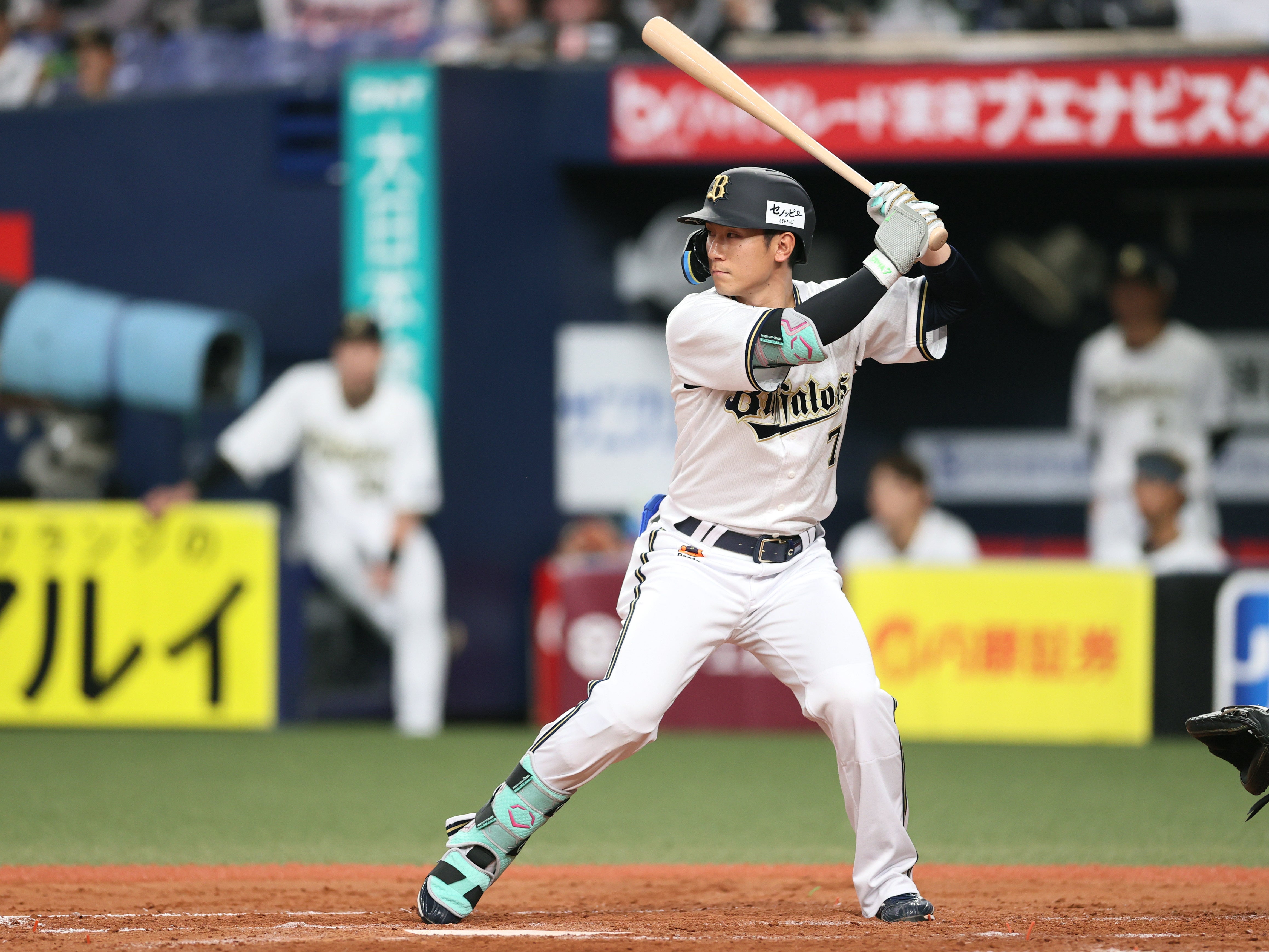 M-1』準優勝 バッテリィズ・エースさんの“野球柄シャツ被り”に