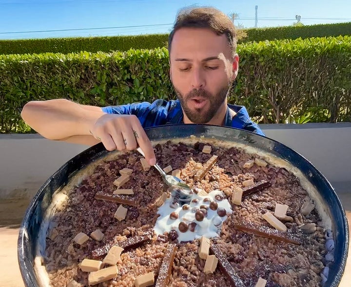 The Toronto autochthonal has recovered viral success, and nary shortage of controversy, by blending Spanish culinary contented pinch accelerated nutrient and candy. Here, he makes a KitKat paella.
