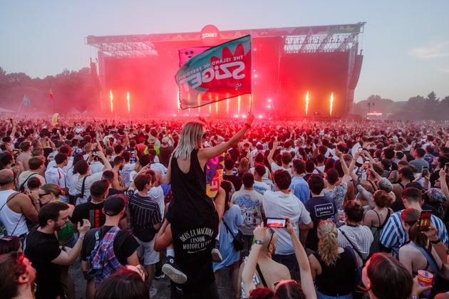 The main stage hosts an array of headliners across the 6 nights of the festival