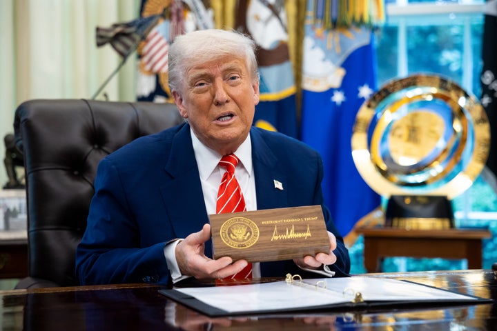 Neil Younger Makes Peace Provide To Trump... However Consists of 1 Main 'If' - The Boston Courier 1 Donald Trump, seen here Friday in the Oval Office, previously has said he was a fan of Young and his music.