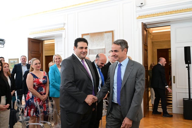 Ο υπουργός Εσωτερικών, Θοδωρής Λιβάνιος, σε εκδήλωση στο Μέγαρο Μαξίμου μαζί με τον πρωθυπουργό, Κυριάκο Μητσοτάκη.