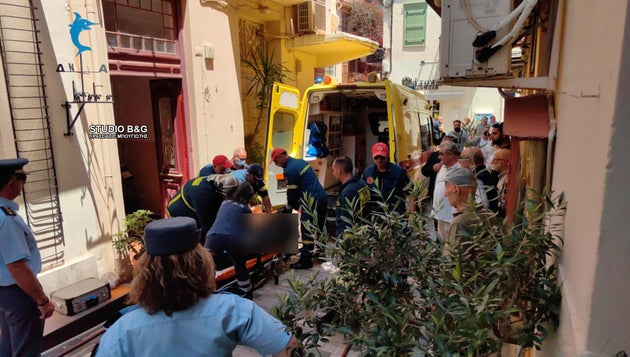 Οι διασώστες του ΕΚΑΒ παραλαμβάνουν τη σωρό της άτυχης γυναίκας.