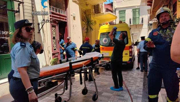 Οι διασώστες του ΕΚΑΒ παραλαμβάνουν τη σωρό της άτυχης γυναίκας.