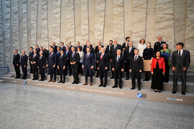 Υπουργοί και αντιπρόσωποι σε ομαδική φωτογράφιση στο αρχηγείο του ΝΑΤΟ στις Βρυξέλλες (AP Photo/Virginia Mayo)