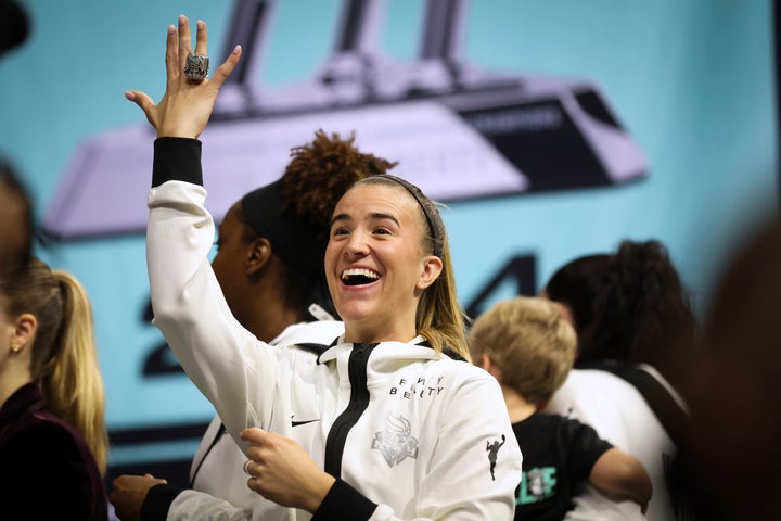 O guarda da Liberty de Nova York, Sabrina Ayansku, riu quando ele doçou seu anel de campeonato da WNBA de 2024 antes do jogo em casa da temporada regular contra o Las Vegas Esses no mês passado. Os anéis de Nova York identificaram o salto de US $ 20.000 do valor das pessoas obtidas pela ACS depois de vencer apenas duas temporadas, de acordo com a Front Office Sports.