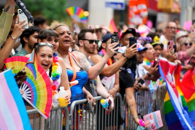 NYCプライド・マーチでパレード参加者に声援を送る観客ら（2024年6月30日）