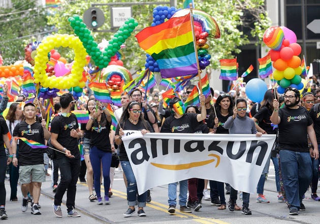 サンフランシスコのプライド・パレードに参加したAmazonのグループ（2017年6月25日）