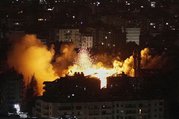 Φωτιά και καπνός υψώνεται από το σημείο που έπληξαν οι δυνάμεις του Ισραήλ σε συνοικία στα νότια της Βηρυτού που βομβάρδισε το Ισραήλ μέσα στη νύχτα στα συντρίμμια κτιρίων που ισοπ (6 Ιουνίου 2025)