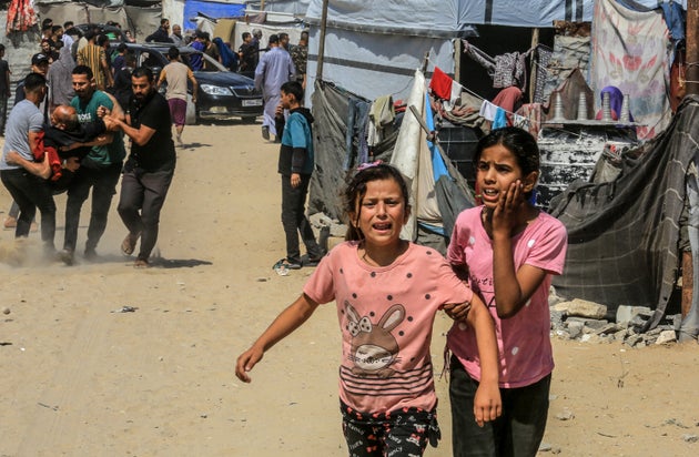 Παιδιά θρηνούν για τον θάνατο μελών της οικογένειάς τους μετά από ισραηλινούς βομβαρδισμούς στην Χαν Γιουνίς (6 Ιουνίου 2025) 