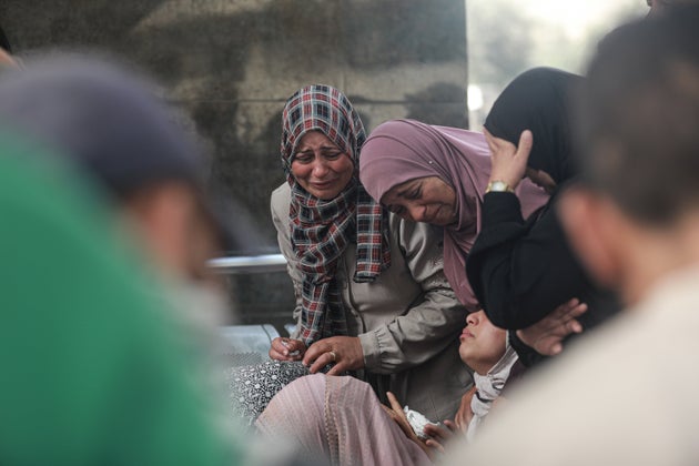 Γυναίκες θρηνούν για τον θάνατο μελών της οικογένειάς τους μετά από ισραηλινούς βομβαρδισμούς στην Μπείτ Λαχία (6 Ιουνίου 2025) 