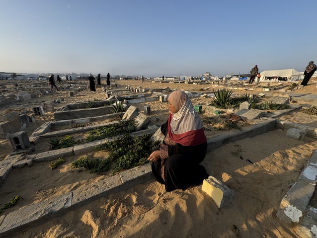 Γυναίκα στα μνήματα μελών της οικογένειας ανήμερα της μεγάλης μουσουλμανικής εορτής Εϊντ αλ Αντχά, στην Χαν Γιουνίς (6 Ιουνίου 2025)