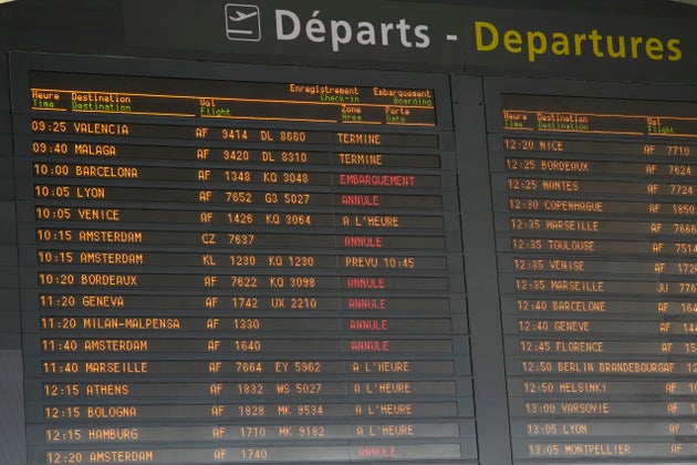 Ένας πίνακας δείχνει κάποιες ακυρωμένες πτήσεις την Παρασκευή 16 Σεπτεμβρίου 2022 στο αεροδρόμιο Roissy Charles de Gaulle, βόρεια του Παρισιού. (AP Photo/Francois Mori)