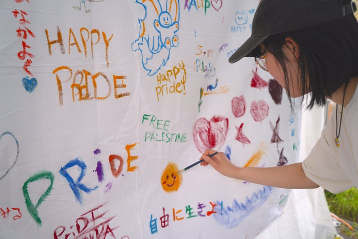 NPO法人JASHのブースでは、来場者が思い思いのイラストや「HAPPY PRIDE」「Same Rights」などのメッセージを書き込んだ。