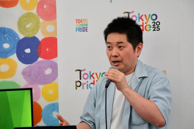 主催者・東京プライドのブースで「LGBTQ+と貧困」をテーマに話をした金井聡さん（2025年6月7日）