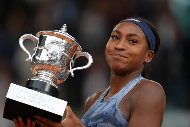 Η Coco Gauff από τις ΗΠΑ πανηγυρίζει με το τρόπαιο καθώς κέρδισε τον τελικό αγώνα του Γαλλικού Όπεν τένις εναντίον της Aryna Sabalenka από τη Λευκορωσία στο στάδιο Roland-Garros στο Παρίσι, Σάββατο 7 Ιουνίου 2025. (AP Photo/Aurelien Morissard)