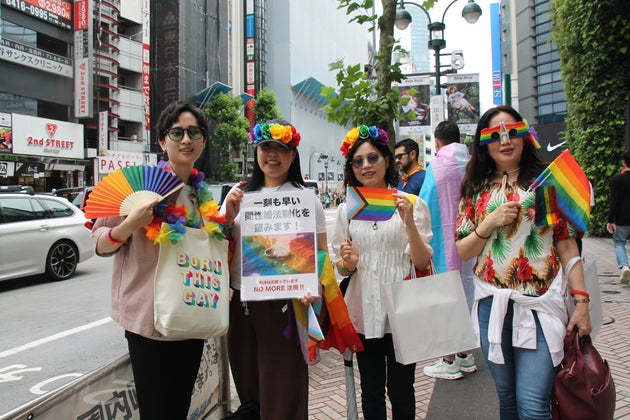 沿道からパレードに声援を送ったE・Iさん（左から2人目）。「一刻も早い同性婚法制化を望みます！判決は出揃っています NO MORE 注視!!」と書かれたプラカードを掲げた。