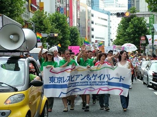 2005年に開催された東京レズビアン＆ゲイパレードを歩く尾辻かな子さん