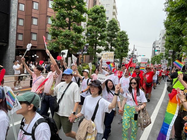 原宿を歩くプライドパレードの参加者たち。沿道からは「Happy Pride!」の歓声が度々上がった。