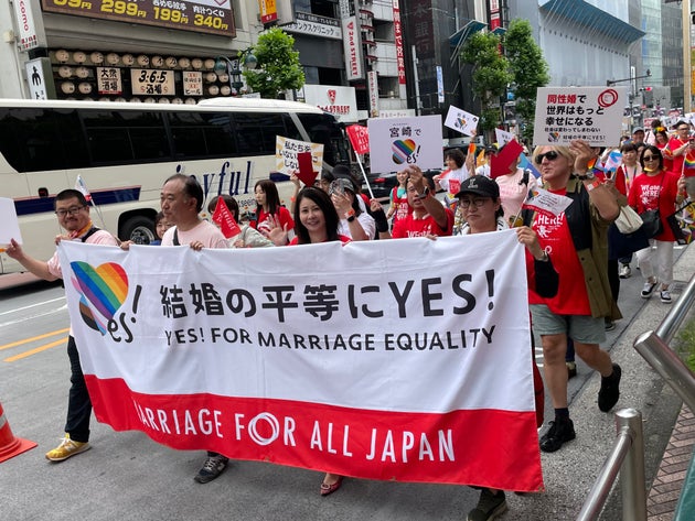 「結婚の平等（同性婚の法制化）」の実現に向けて、50組100人の法律上同性カップルと150人の結婚の平等法制化を応援する当事者や支援者が東京プライドのパレードを歩いた