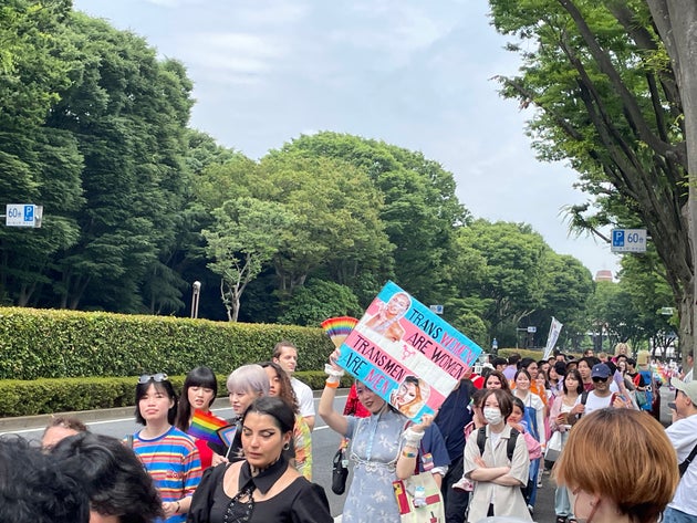 パレードには「Trans Women are Women, Trans Men are Men」のプラカードを掲げる参加者も。トランスジェンダーの権利保障を求めた。