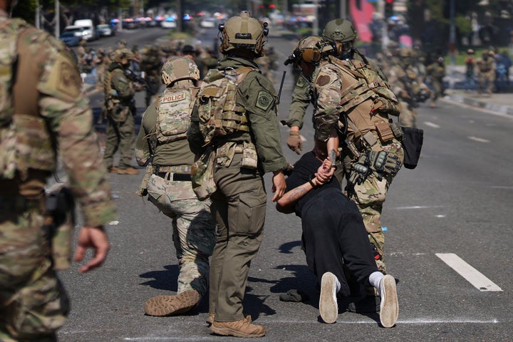 A polícia detém um homem durante um protesto em Paramount, Califórnia, sábado, 7 de junho de 2025, depois que as autoridades federais de imigração conduziram operações. (AP Photo/Eric Thayer)