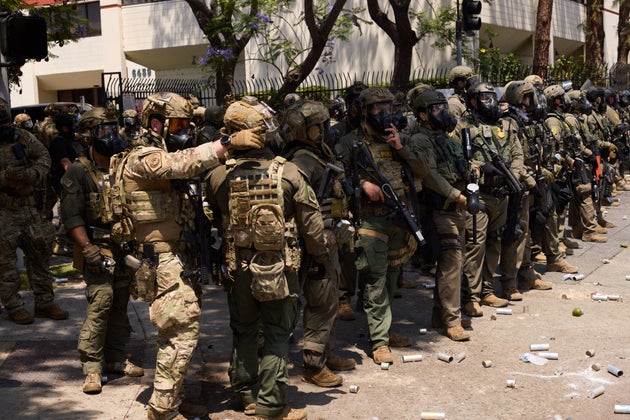 ΛΟΣ ΆΝΤΖΕΛΕΣ, ΚΑΛΙΦΌΡΝΙΑ - 7 ΙΟΥΝΊΟΥ: Paramount, Καλιφόρνια, και στο κέντρο του Λος Άντζελες, Καλιφόρνια, Ηνωμένες Πολιτείες, στις 7 Ιουνίου 2025, μετά τις πρόσφατες επιδρομές των πρακτόρων της Υπηρεσίας Μετανάστευσης και Τελωνείων (ICE) και του Υπουργείου Εσωτερικής Ασφάλειας (DHS). Οι διαδηλωτές φαίνονται να χρησιμοποιούν μπλόκα και να έρχονται αντιμέτωποι με δακρυγόνα, χειροβομβίδες κρότου λάμψης και πυροβολισμούς με σφαίρες πιπεριού, καθώς οι αυξανόμενες εντάσεις οδηγούν σε υλικές ζημιές σε όλες τις πληγείσες περιοχές. (Φωτογραφία: Taurat Hossain/Anadolu via Getty Images)