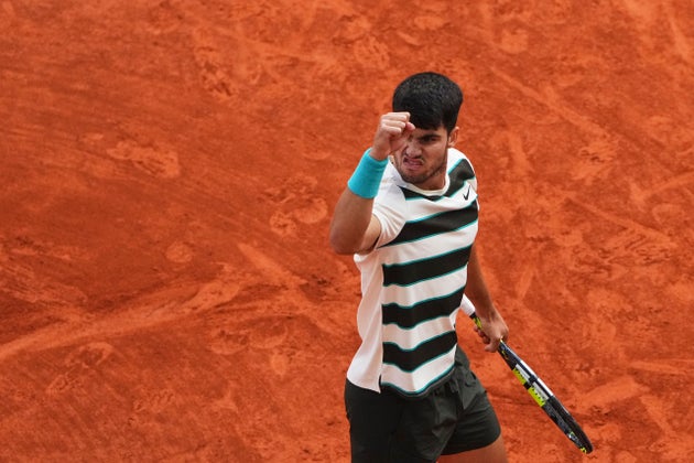 Ο Ισπανός Carlos Alcaraz αντιδρά καθώς παίζει εναντίον του Ιταλού Jannik Sinner κατά τη διάρκεια του τελικού αγώνα τους για το Γαλλικό Όπεν Τένις στο στάδιο Roland-Garros στο Παρίσι, Κυριακή 8 Ιουνίου 2025. (AP Photo/Lindsey Wasson)